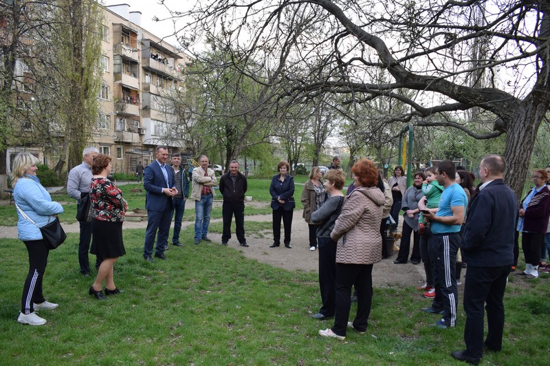 Мер Ужгорода зустрівся з мешканцями однієї з п’ятиповерхівок міста Мер Ужгорода зустрівся з мешканцями однієї з п’ятиповерхівок на вулиці Заньковецької
