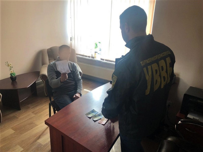 Росіянин спробував домовитися із закарпатськими прикордонниками На КПП Тиса росіянин пропонував хабар українським прикордонникам