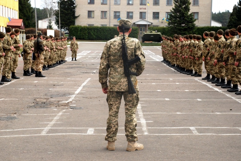 Хлопцям вручатимуть повістки на виборчих дільницях: правда чи фейк В Ужгороді хлопцям вручатимуть повістки на виборчих дільницях: правда чи фейк