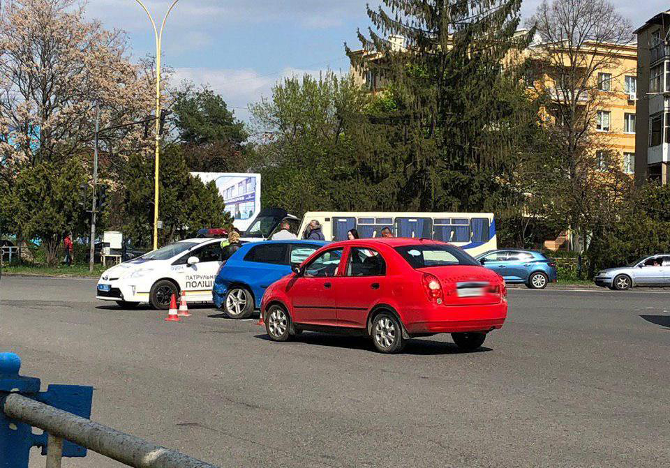В Ужгороді на проспекті Свободи трапилась ДТП На проспекті Свободи в Ужгороді зіткнулись два автомобілі
