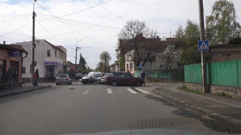 На вулиці Берчені в Ужгороді сталась потрійна ДТП На вулиці Берчені в Ужгороді сталась потрійна ДТП