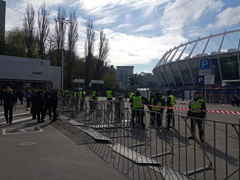 На НСК "Олімпійський" готуються до дебатів Порошенка та Зеленського На НСК "Олімпійський" готуються до дебатів кандидатів у президенти Порошенка та Зеленського