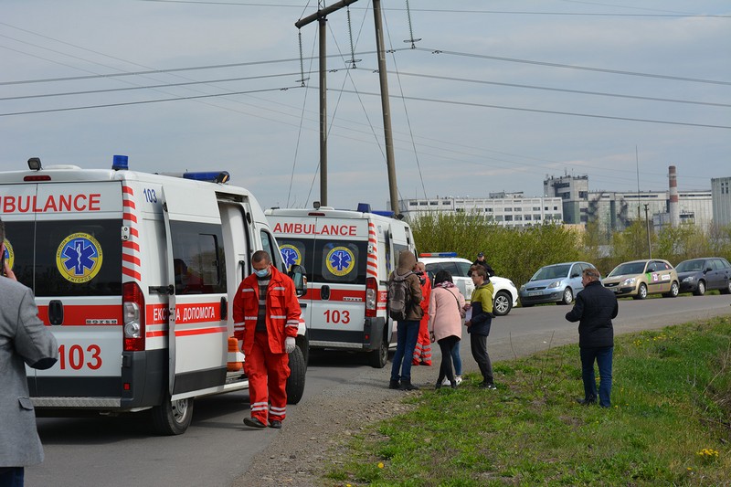 Шкільний автобус зіткнувся з трактором: рятувальники та медики провели спільні навчання Шкільний автобус зіткнувся з трактором: рятувальники та медики провели спільні навчання на Ужгородщині