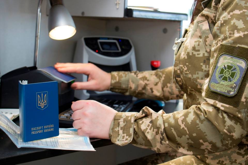 На кордоні затримали жінку, яка три роки переховувалась від слідства Прикордонники затримали жінку, яка три роки переховувалась від слідства