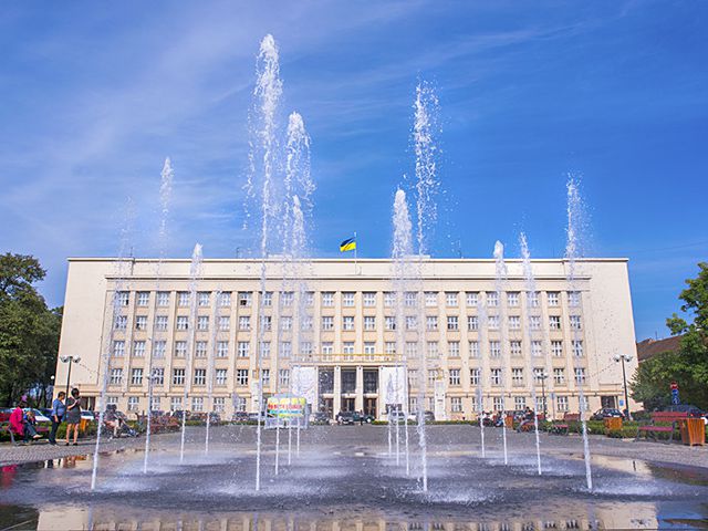 Завтра зранку в Ужгороді обмежать рух на площі Народній Завтра зранку в Ужгороді обмежать рух на площі Народній