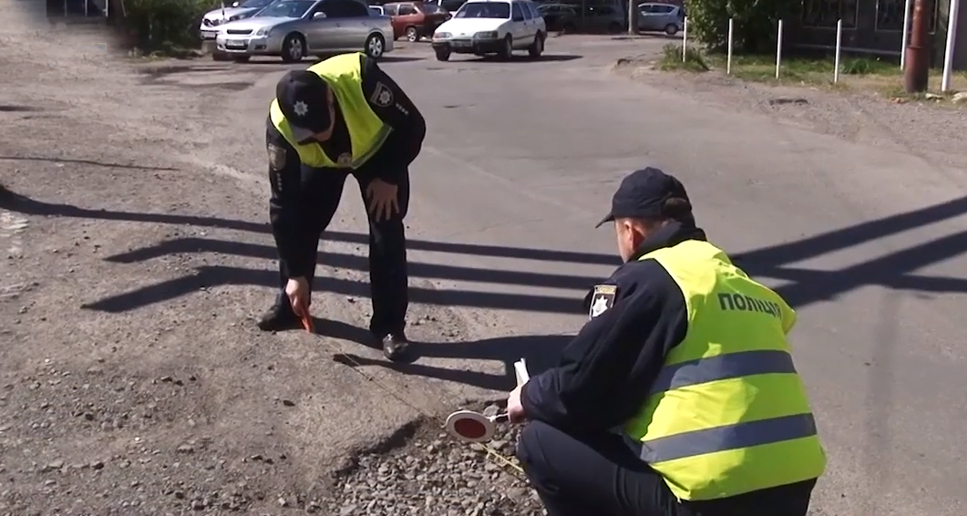 Міряють ями та дивляться на відповідність знаків: поліцейські інспектують дороги Закарпаття Поліція проводить інспекцію автошляхів Закарпаття