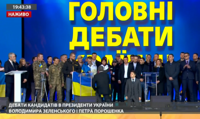 Зеленський і Порошенко стали на коліна на дебатах Володимир Зеленський і Петро Порошенко стали на коліна на дебатах