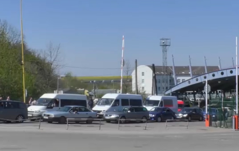 Заробітчани повертаються додому: на КПП величезні черги Заробітчани повертаються додому: на Закарпатті на КПП величезні черги