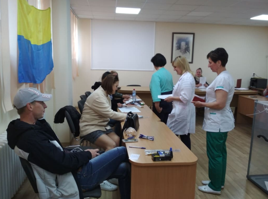 Як голосують у пологовому будинку Ужгорода Голосування у пологовому Ужгорода