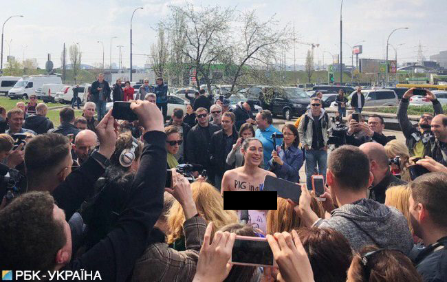 Дівчина роздяглася перед дільницею, де голосував Зеленський Активістка Фемен роздяглася перед дільницею, де голосував Зеленський