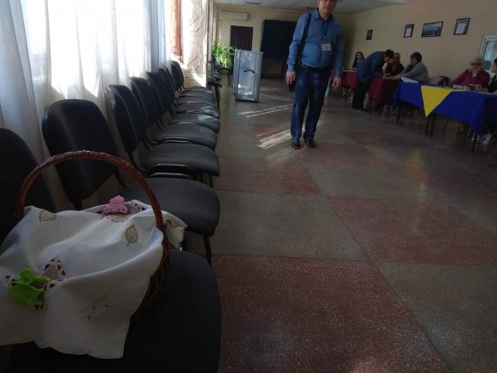 На дільницю з великодніми кошиками і вербою: як голосують на Рахівщині На дільницю з великодніми кошиками і вербою: як голосують на Рахівщині