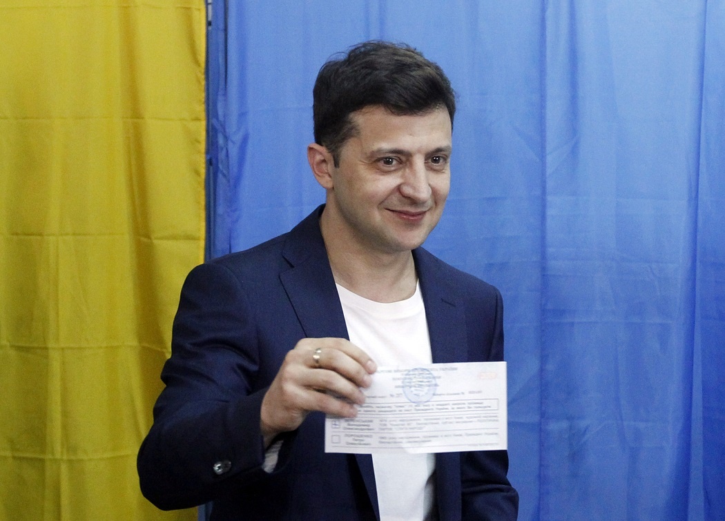 Користувачі Фейсбуку звернули увагу на витівку Зеленського під час голосування Чи порушив Зеленський закон під час голосування