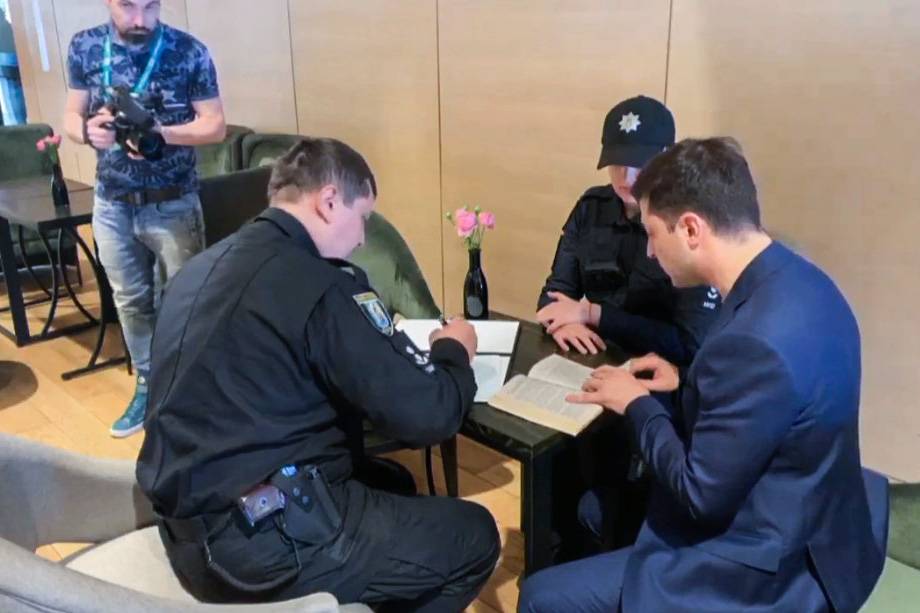 До Зеленського приїхала поліція і оштрафувала його: відомо, за що саме Поліція оштрафувала Зеленського за його сьогоднішній вчинок