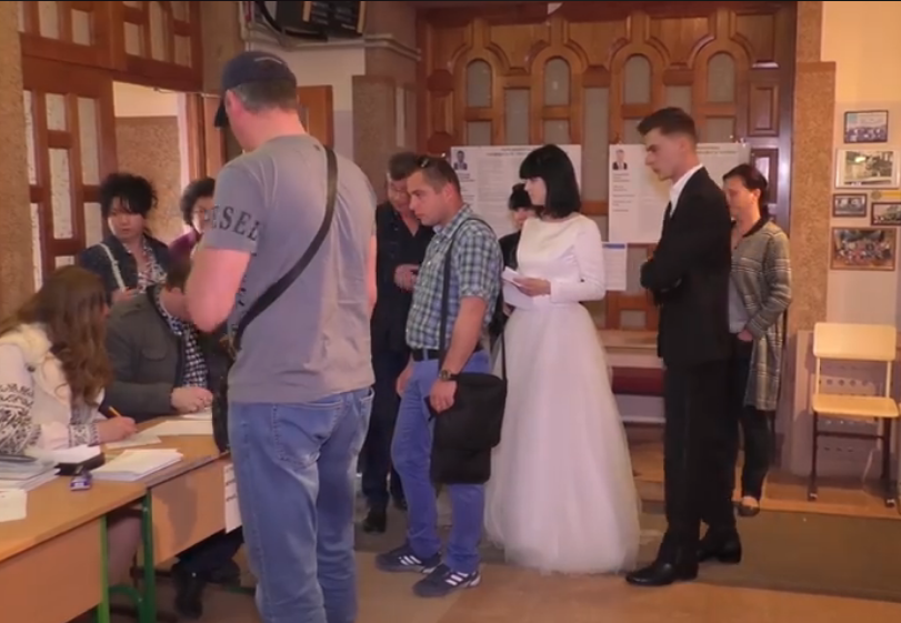 У весільній сукні і костюмі: молодята після весілля прийшли голосувати У весільній сукні і костюмі: в Ужгороді молодята після весілля прийшли голосувати
