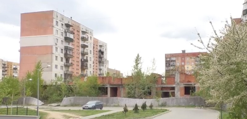 В одному з мікрорайонів Ужгорода на дітей чатує небезпека. Один хлопчик вже отримав закриту черепно-мозкову травму У Новому районі в Ужгороді на дітей чатує небезпека. Один хлопчик вже отримав закриту черепно-мозкову травму