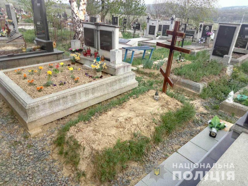 У Мукачеві жінка здійснила наругу над могилою У Мукачеві 60-річна жінка вже вдруге здійснила наругу над могилою