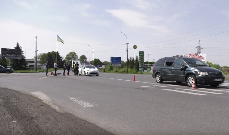 Чоловік пробив головою бокове скло: у Мукачеві біля поста ДАІ сталася аварія Чоловік пробив головою бокове скло: у Мукачеві біля поста ДАІ сьогодні сталася аварія
