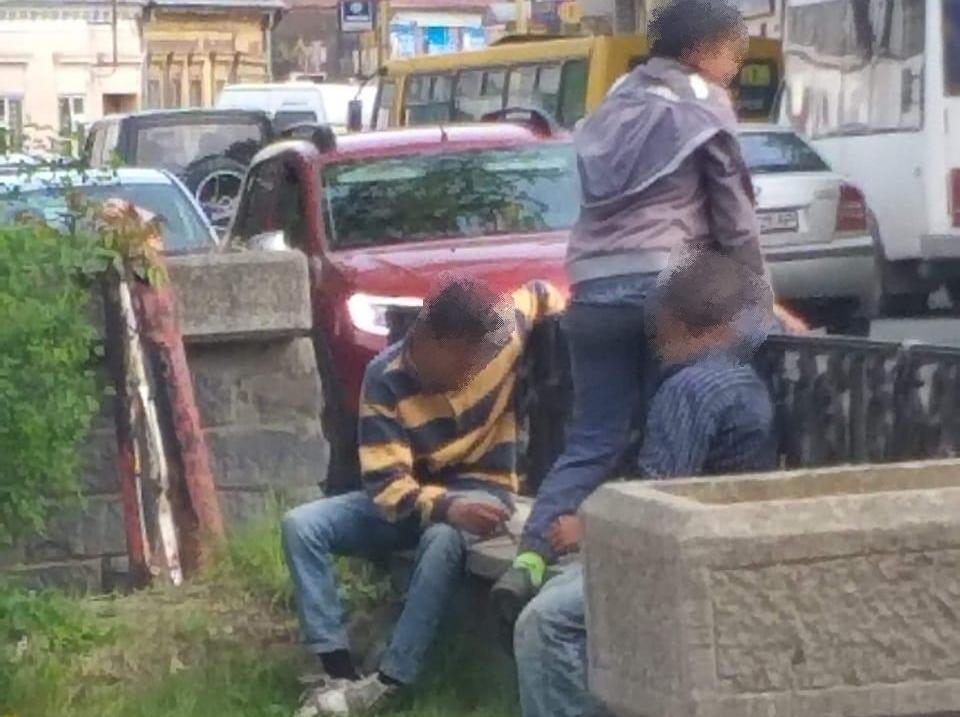 Поліція провела бесіду із дітьми, які жебракували, та їх матір’ю В Ужгороді поліція виявила двох дітей, які займались жебрацтвом