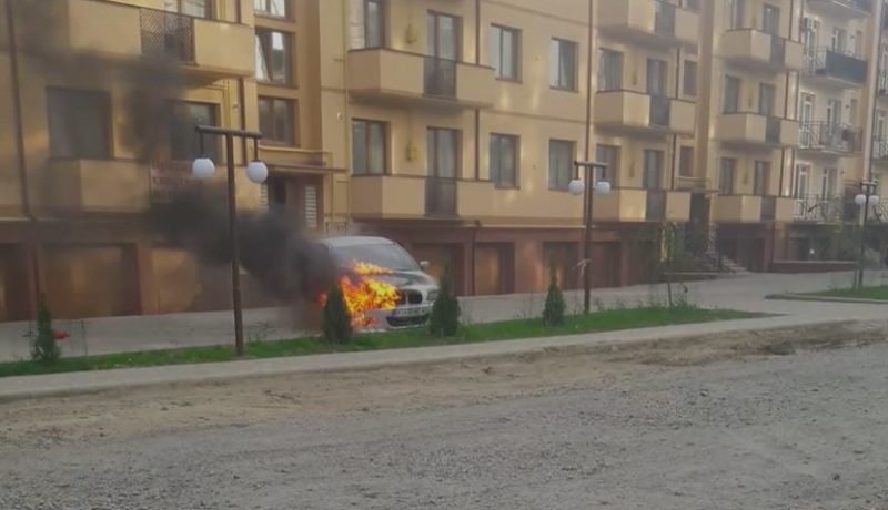 В Ужгороді горів автомобіль: відео з місця події В Ужгороді поблизу багатоквартирного будинку горіла BMW