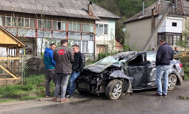 Неподалік Рахова автомобіль вдарився в електроопору і перекинувся в кювет Неподалік Рахова автомобіль вдарився в електроопору і перекинувся в кювет