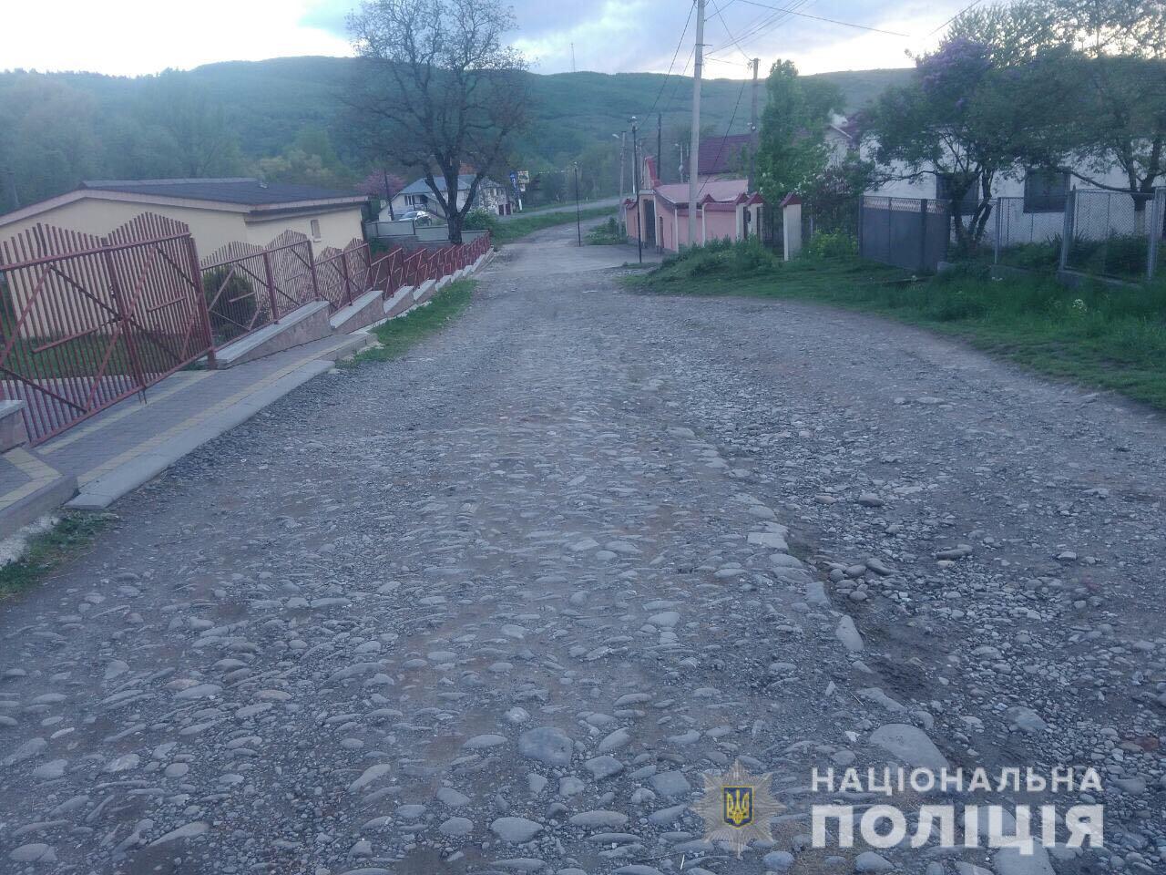 Посеред вулиці ледь не зарізали чоловіка Посеред вулиці у селищі Великий Бичків ледь не зарізали чоловіка