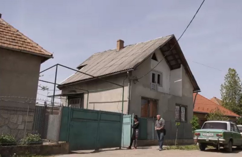 "Мамо, ми не помремо?": журналісти розповіли про біду, яка сталася у закарпатській родині У Берегові чотири покоління родини втратили будинки через пожежу