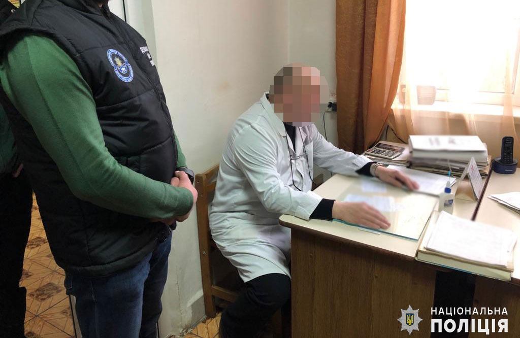 Лікар, якого затримали на хабарі, постане перед судом Лікар отримав 300 євро хабара