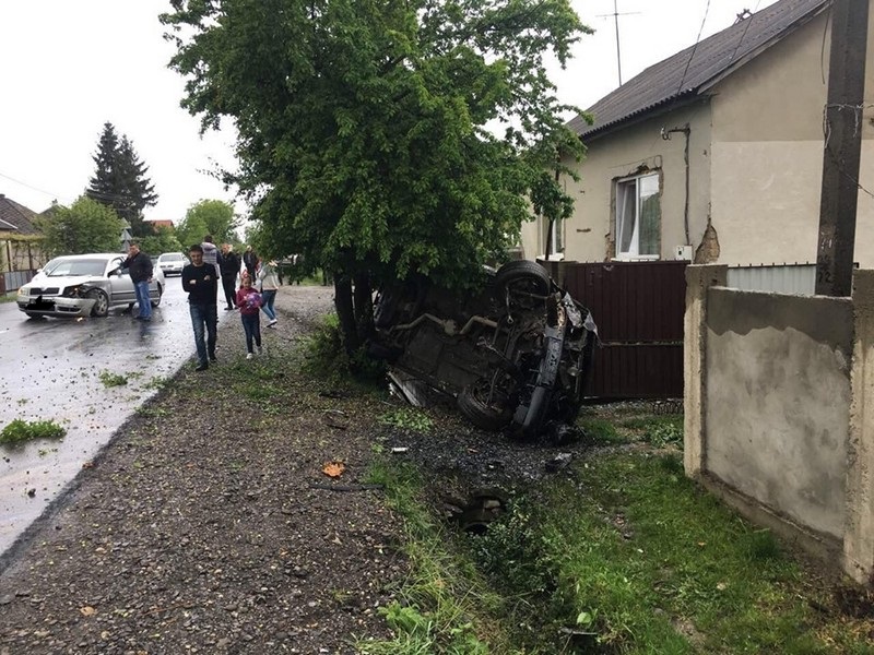 З’явилось відео з місця аварії у селі Підвиноградів У селі Підвиноградів трапилась ДТП: відео з місця події