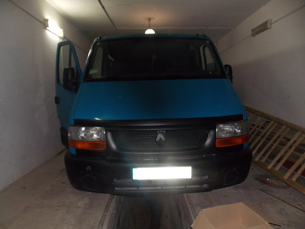 За трохи більше 300 пачок сигарет чоловік позбувся свого автомобіля Тайник з сигаретами виявили у легковику, що прямував до Словаччини