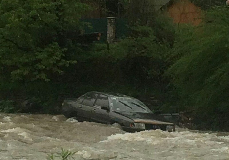 Авто злетіло з дороги у річку У селі Богдан Рахівського району авто злетіло з дороги у гірську річку
