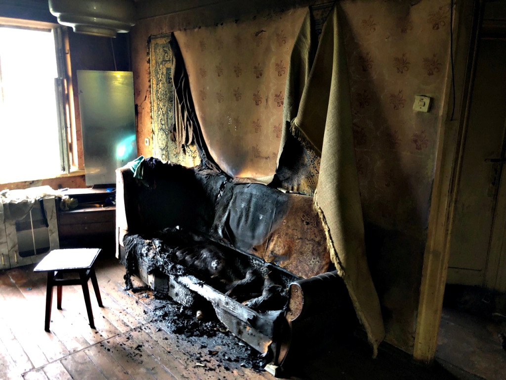 Трагічно загинула 70-річна жінка. Підозрюють, що через паління в ліжку Під час ліквідації пожежі, чопські вогнеборці виявили тіло літньої жінки