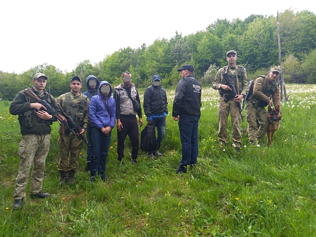 У ході спецоперації на Закарпатті затримано півтора десятка людей Три групи нелегалів та їхніх провідників затримала учора міжвідомча група прикордонників та нацполіції Закарпаття