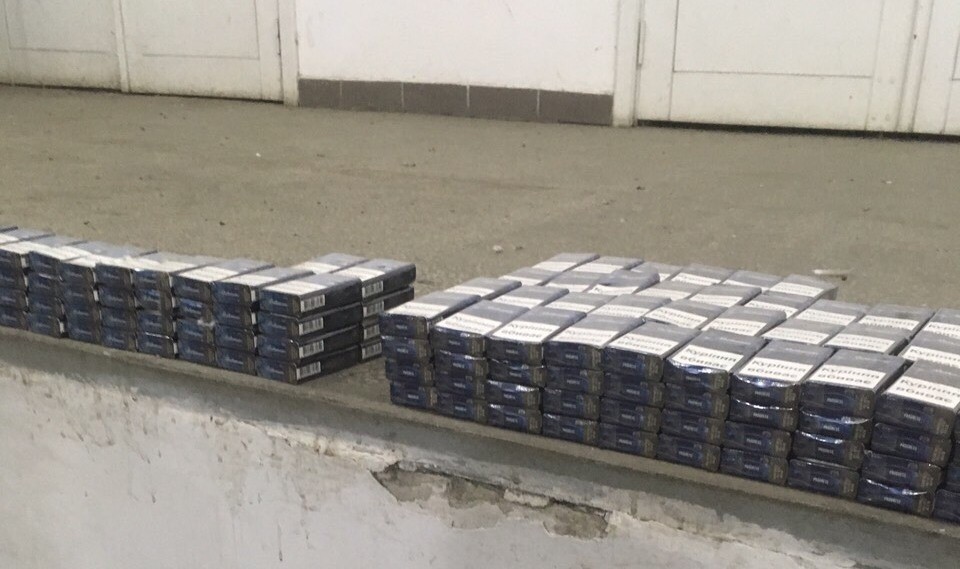 У автомобілі закарпатця прикордонники виявили тайник із сигаретами По опівночі на Закарпатті затримали контрабандиста