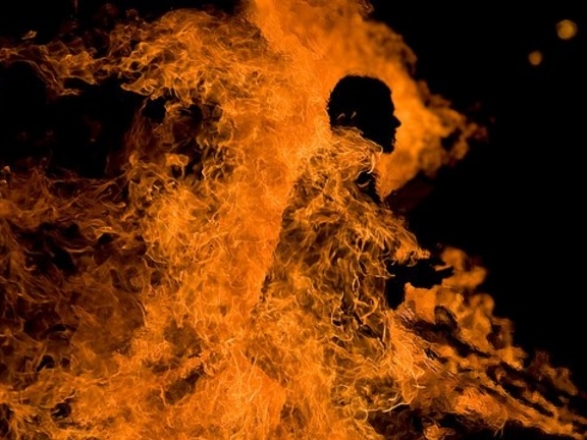 Облив себе пальним і підпалив: поліція проводить перевірку шокуючого інциденту Облив себе пальним і підпалив: поліція проводить перевірку шокуючого інциденту у Косині