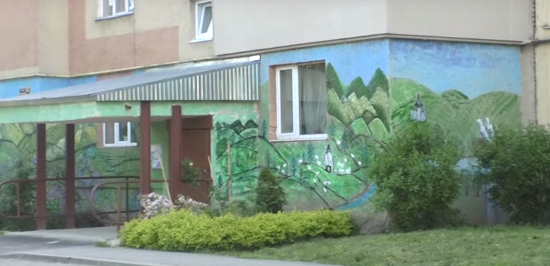 Ужгородка намалювала на фасаді п’ятиповерхівки мурал Ужгородка Маріанна Солтук намалювала на фасаді п’ятиповерхівки мурал