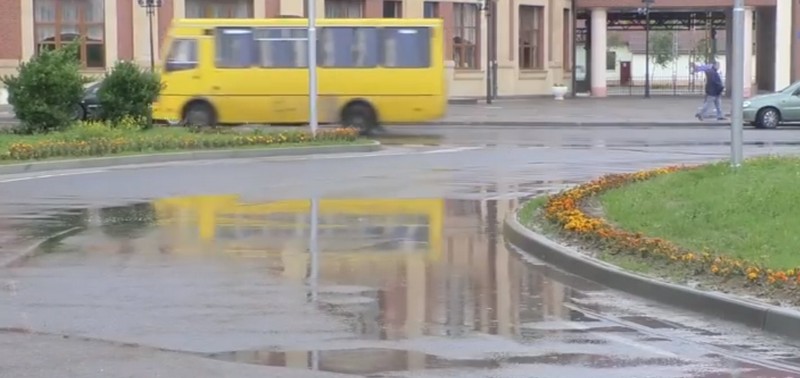 В Ужгороді під час дощу постійно заливає нещодавно відремонтовану площу В Ужгороді під час дощу постійно заливає нещодавно відремонтовану площу Георгія Кірпи