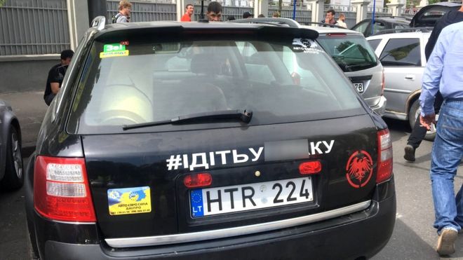 "На свою машину сам заробив, мені її ніхто не подарив": як у Києві протестують "євробляхарі" У Києві протестують "євробляхарі"