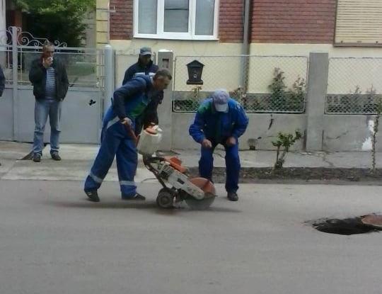 На одній із вулиць Берегова трапився масштабний прорив водопроводу У Берегові по вул. Кініжі прорвало водопровід
