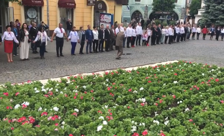 У центрі Мукачева люди у вишиванках утворили коло єднання У центрі Мукачева люди у вишиванках утворили коло єднання
