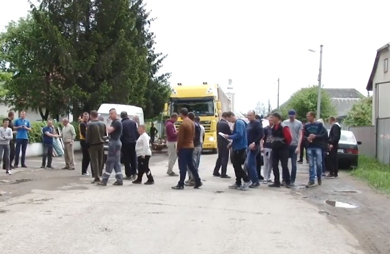 Обурені люди перекрили дорогу у Свалявському районі Обурені жителі сіл Керецьки та Березники перекрили дорогу у Свалявському районі