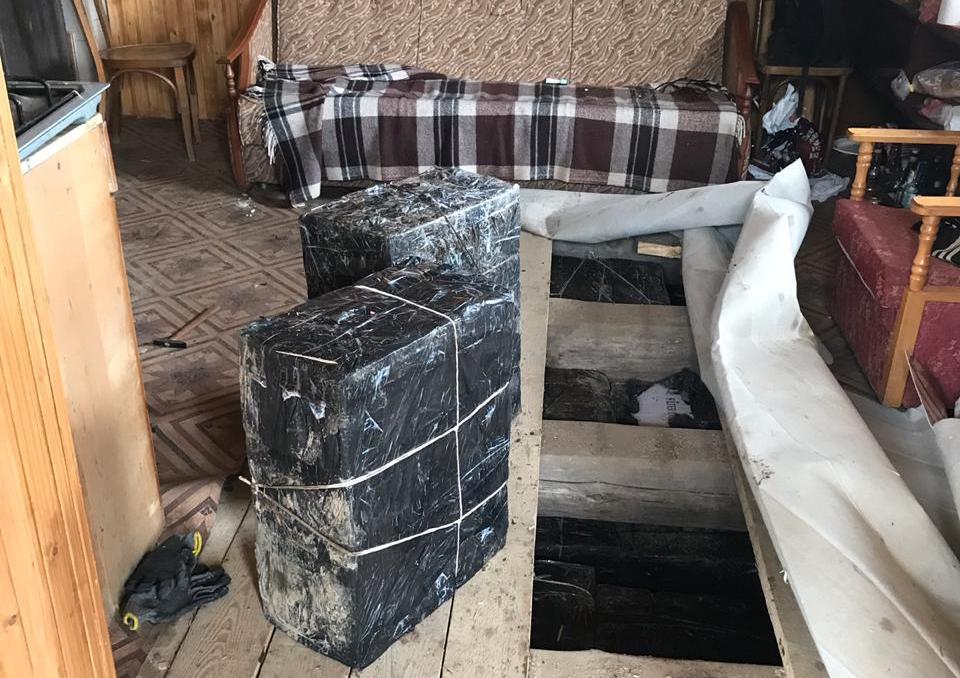 Лісівники кажуть, що будинок, в якому виявили величезну партію контрабанди, їм не належить Лісівники кажуть, що будинок, в якому виявили величезну партію контрабанди, їм не належить