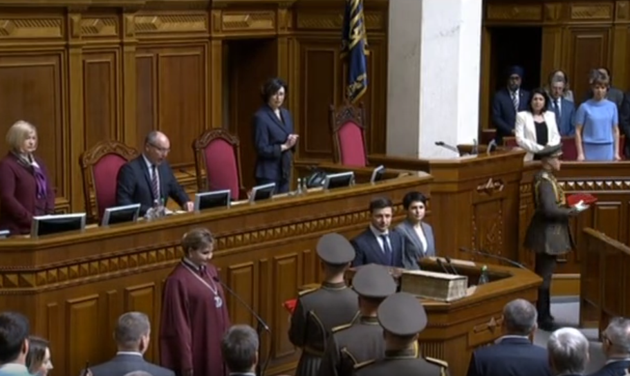На інавгурації Володимира Зеленського стався конфуз Під час інавгурації впало президентське посвідчення Зеленського: відео
