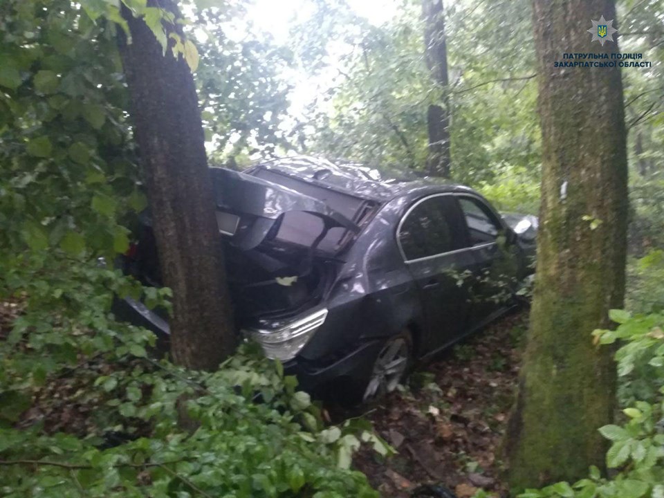 Водій BMW не впорався з керуванням та виїхав на зустрічну смугу Водій BMW не впорався з керуванням та виїхав на зустрічну смугу