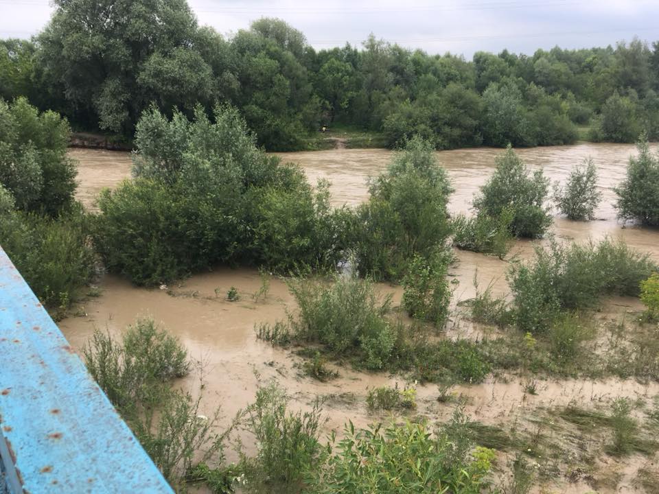 Рівень води у басейні річки Уж перевищив історичний максимум 1988 року: влада заговорила про надзвичайну ситуацію У ніч на четвер у басейні Ужа рівень води перевищив історичний максимум