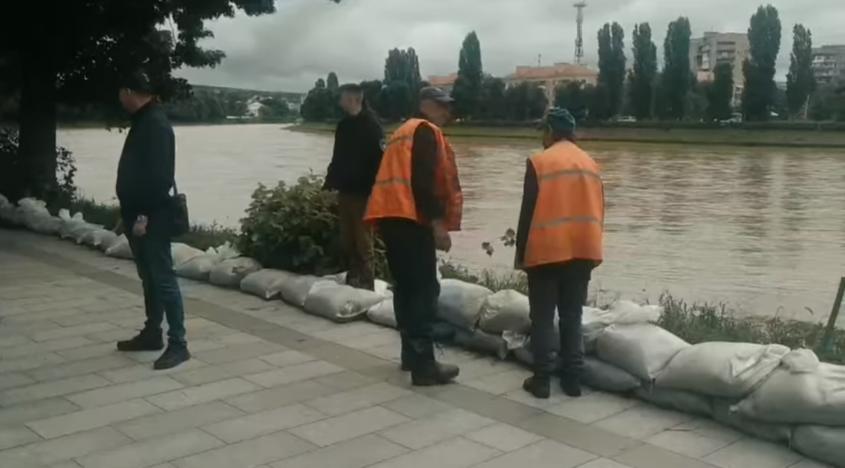 Вздовж набережної біля моста Масарика в Ужгороді виклали мішки з піском Вздовж набережної біля моста Масарика в Ужгороді виклали мішки з піском