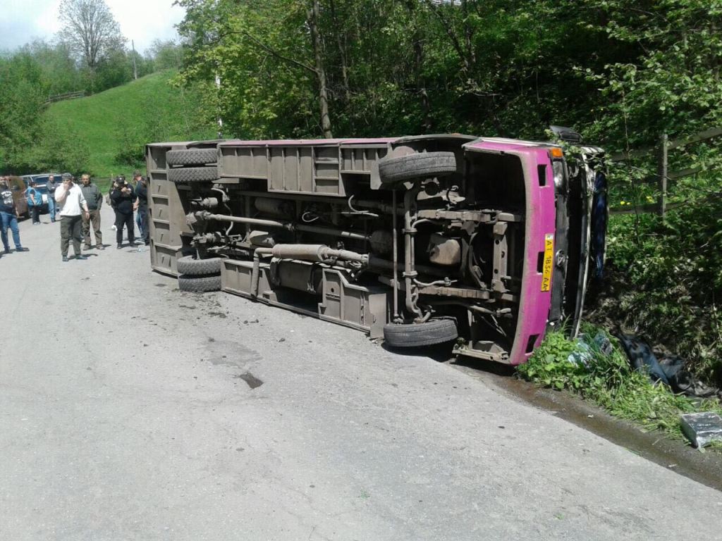 На Закарпатті перекинувся рейсовий автобус, одна людина загинула ДТП на Рахівщині: перекинувся автобус