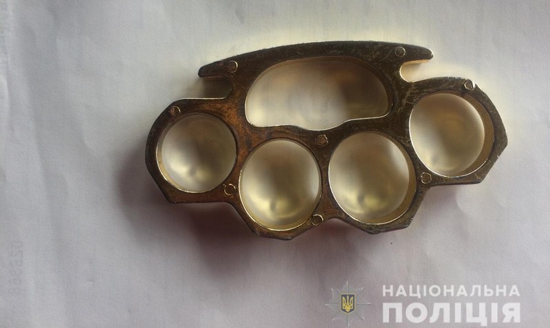 У чоловіка в кишені куртки знайшли кастет У Рахові в чоловіка у кишені куртки знайшли кастет