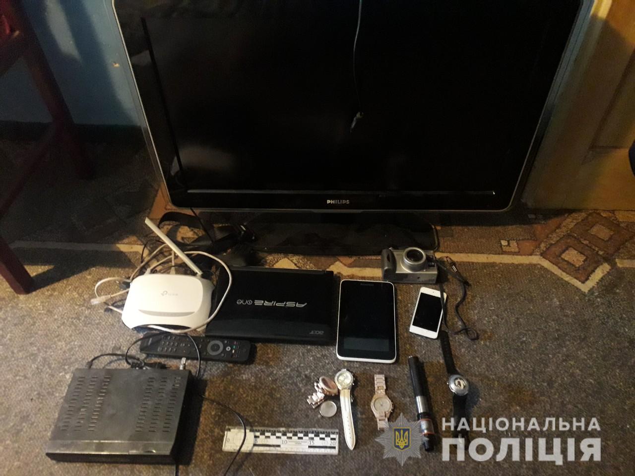 У Берегові неповнолітній юнак обікрав квартиру сусіда У Берегові неповнолітній юнак обікрав квартиру сусіда