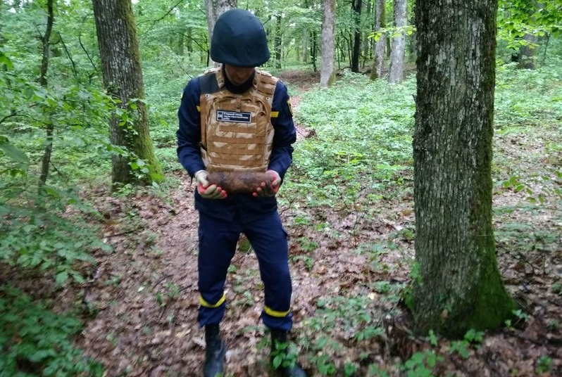Мукачівка під час збирання грибів виявила небезпечну знахідку Мукачівка під час збирання грибів виявила небезпечну знахідку – артснаряд