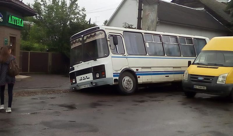 У Виноградові трапився інцидент із рейсовим автобусом У Виноградові автобус провалився у землю